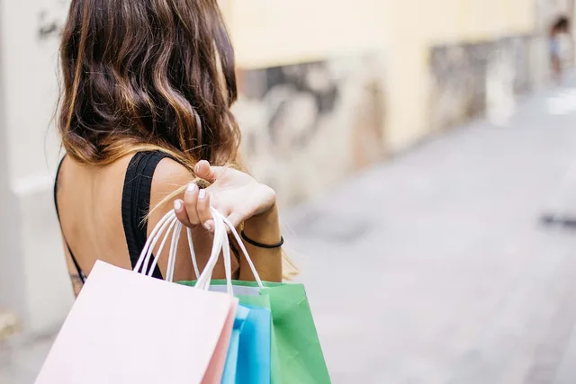 happy holidays, woman, shopping, lifestyle, adult, bags, buy, shopping bags, retail, sale, woman shopping. In-store retail media screens: what the audience figures describe and what to check before booking
