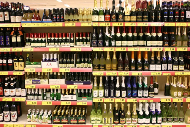 Bilder im Supermarkt REWE. Six ways to interview retail media customers without inventing a single participant